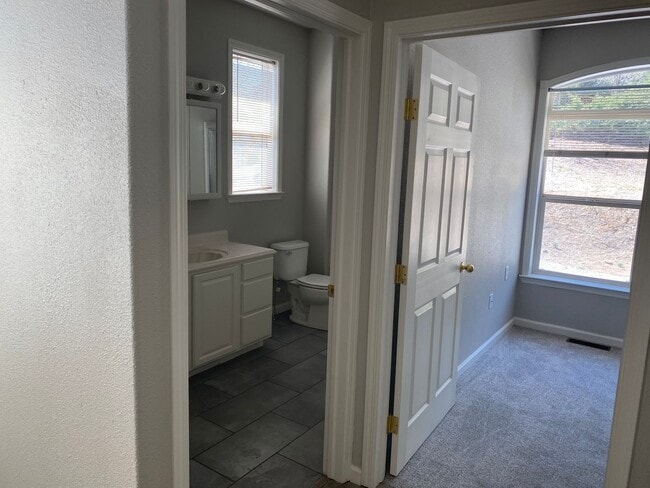 Building Photo - Located in the Heart of Reno