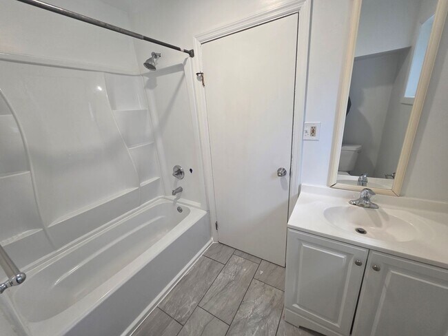 Building Photo - 2 bedroom apartment building - Poughkeepsie