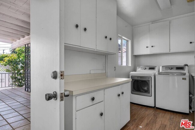 Building Photo - 325 S El Camino Dr