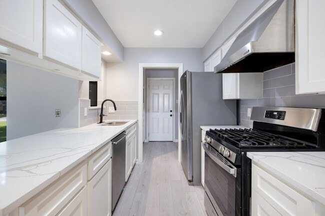 Building Photo - 3808 Yellowstone Pl