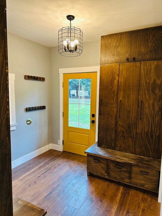 Building Photo - Charming Vintage Farm House