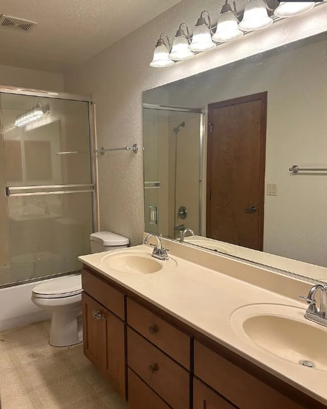 Building Photo - East Medford 2 bedroom 1.5 bathroom 2 story townhome