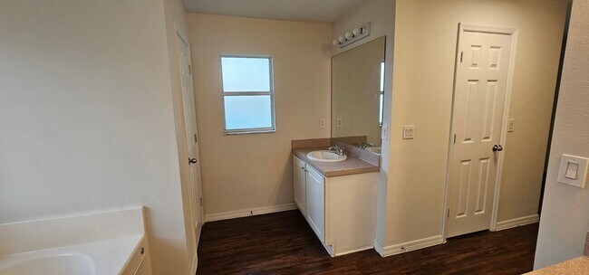 Building Photo - 1530 SW 19th Ave