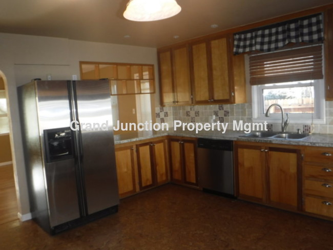 Building Photo - DESIRABLE PALISADE HOME, WALKING DISTANCE ...