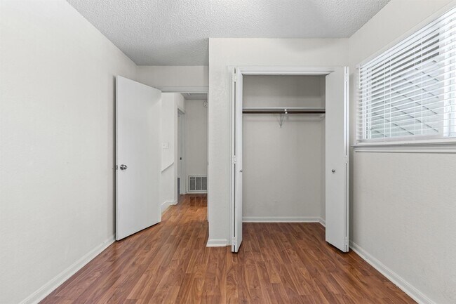 Building Photo - 8113 Baywood Dr