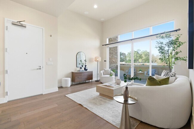 Building Photo - Gorgeous & Modern Los Altos Condo