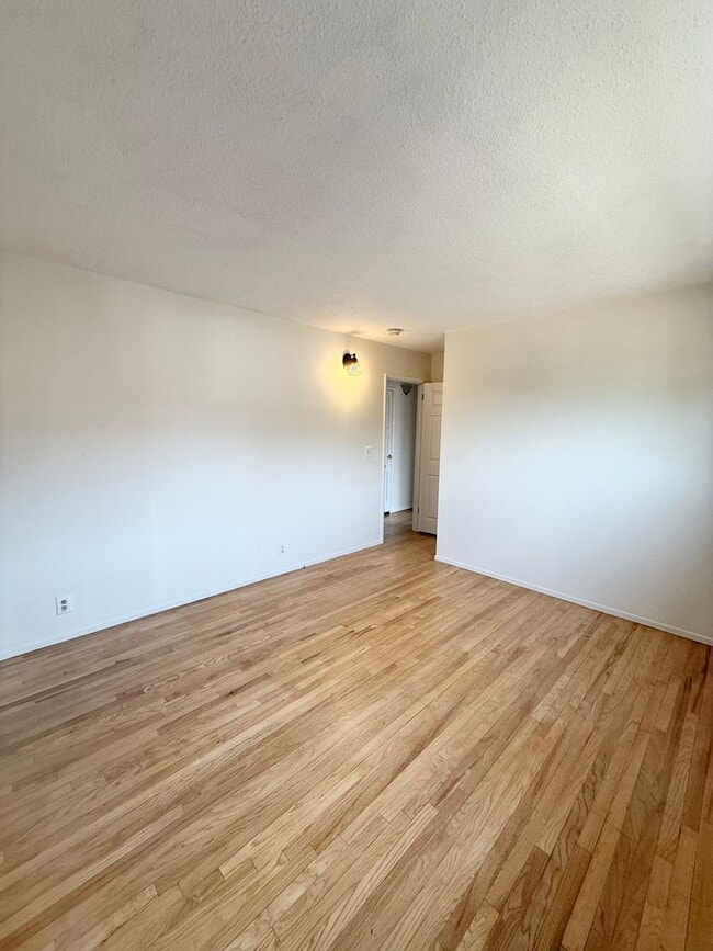 Building Photo - Charming 3 Bedroom 2 Bathroom Single Family Home Available June 5th *DO NOT DISTURB TENANT*