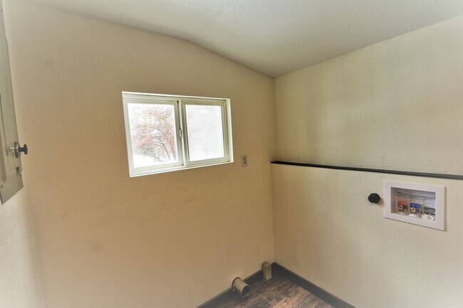 Building Photo - 2 Bedroom 1 Bath- House