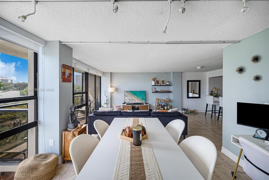 Building Photo - 600 NE 36th St