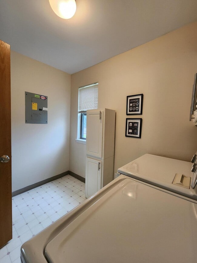 Building Photo - 42722 Lilley Pointe Dr