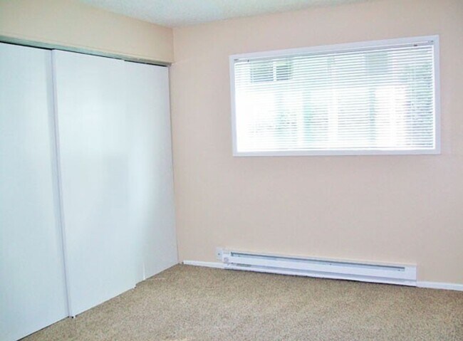 Building Photo - Light & Bright 2-Bedroom w/Dishwasher & Parking!