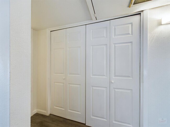 Building Photo - 2124 Burton Dr