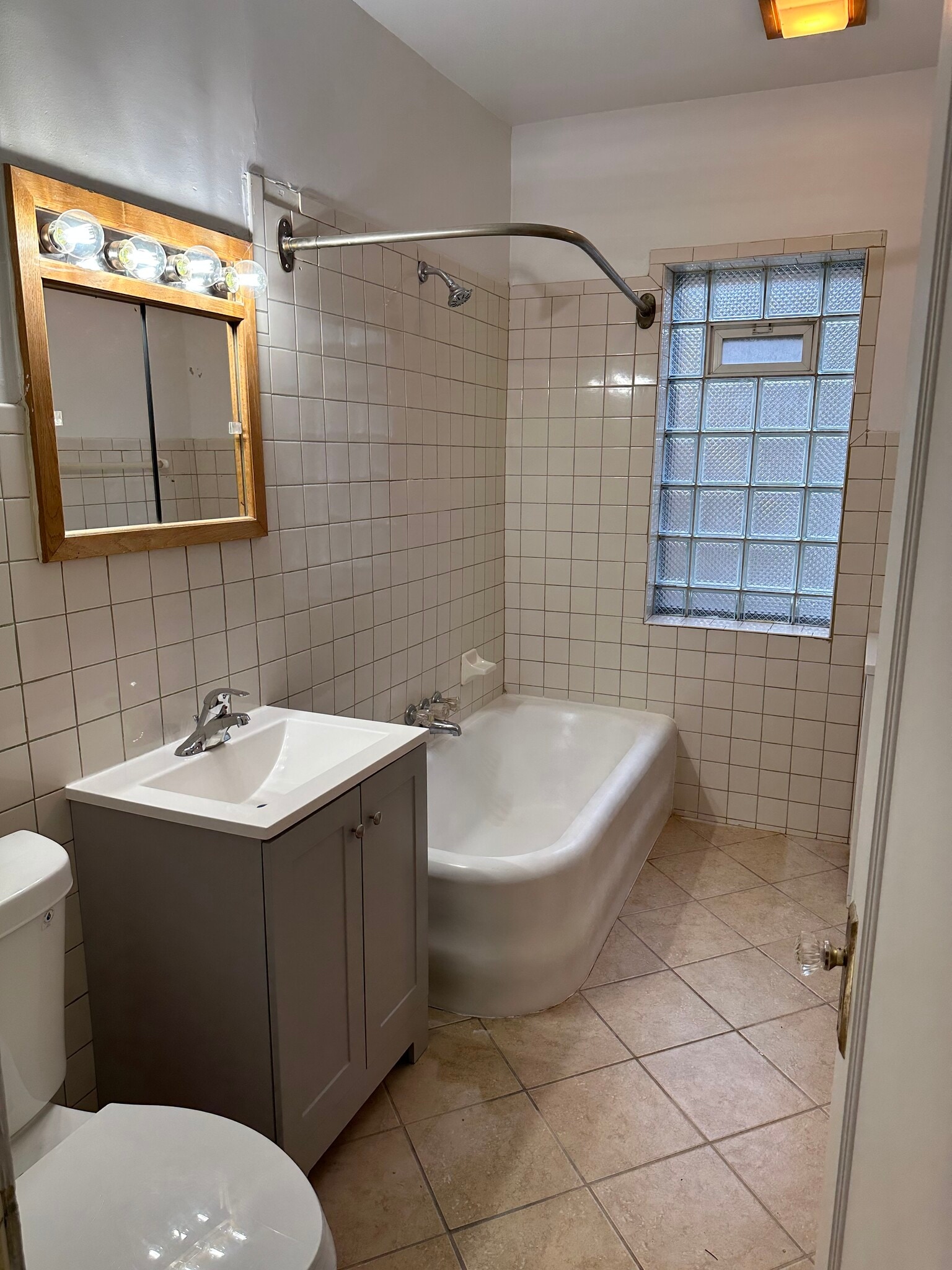 Building Photo - 8014 S Vernon Ave