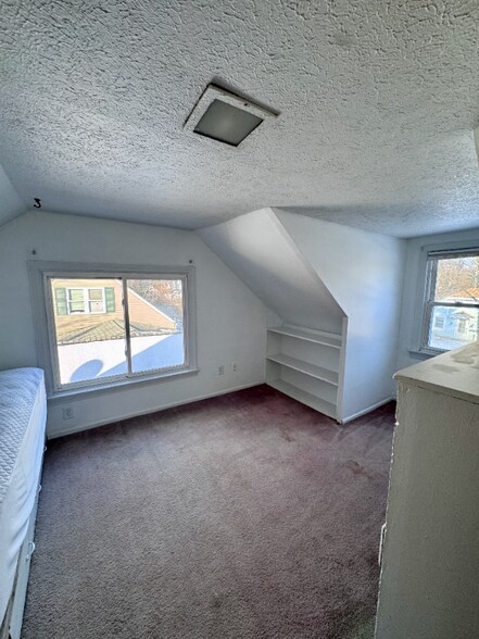 Building Photo - 196 S Point Dr