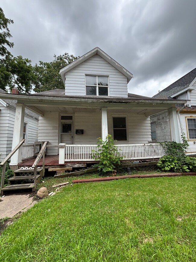 Building Photo - 609 Tracy St