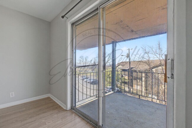 Building Photo - Two Bedroom Condo, 2nd Floor, across from Madison Park with stackable washer/dryer!