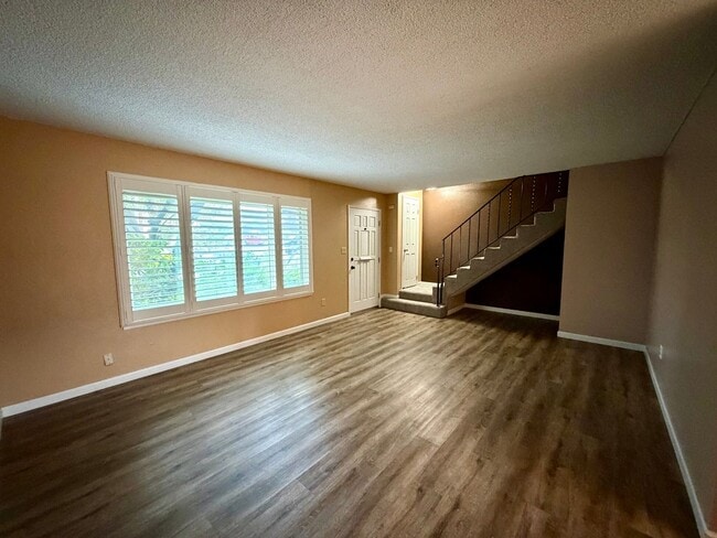 Building Photo - 50% OFF 1st Months Rent !!! 3 Bedroom, 2 1...