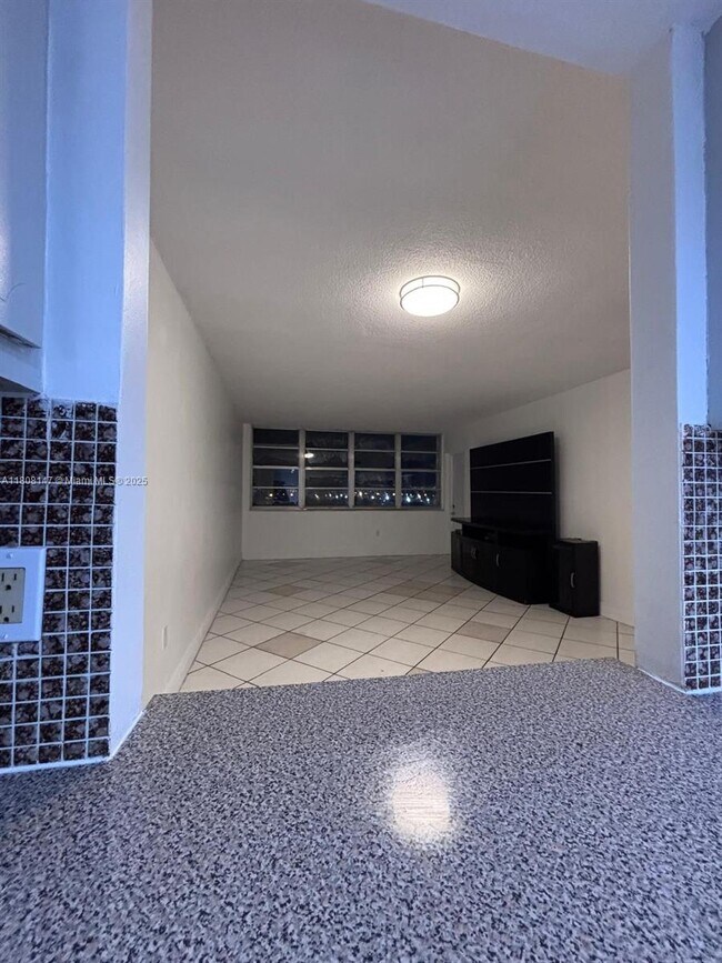 Building Photo - 1351 NE Miami Gardens Dr