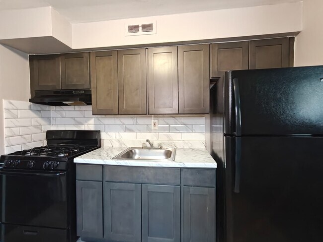 Building Photo - 7108 Oxford Ave