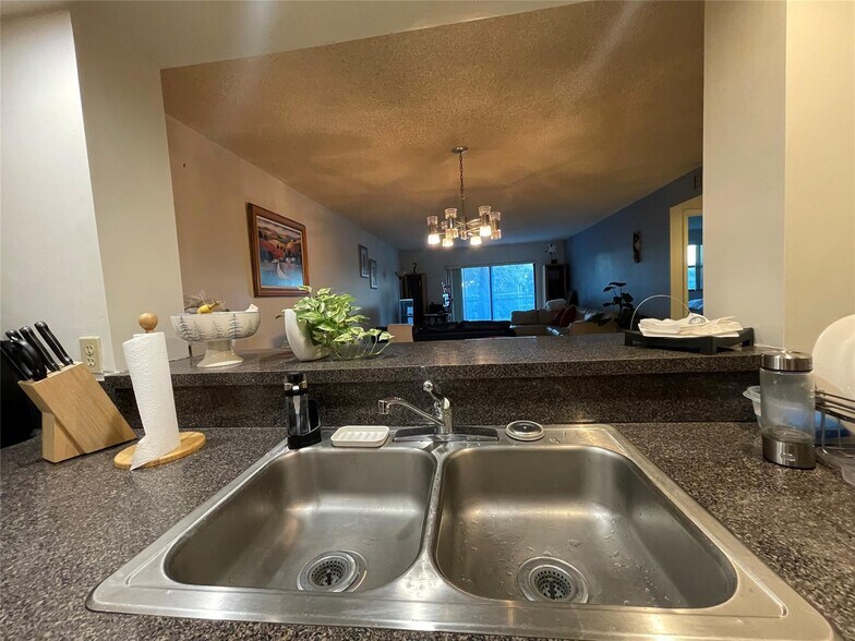 Building Photo - 16141 Blatt Blvd