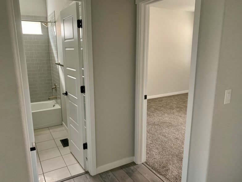 Building Photo - 6461 Vistancia Ave