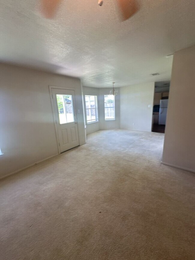 Building Photo - 3bd/2ba Single-Family Home on Amethyst Dr!