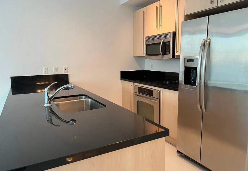 Building Photo - 1111 SW 1st Ave