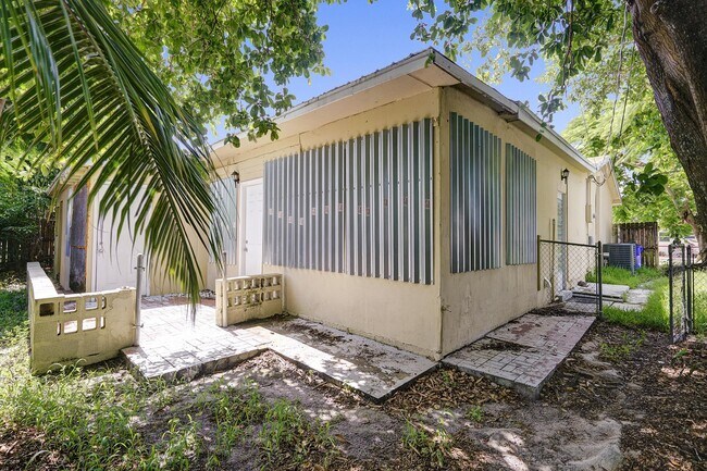 Building Photo - 651 SW 15th St