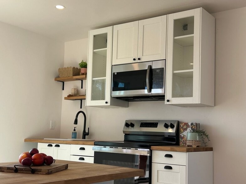 Building Photo - 4065 Sunnyhill Dr