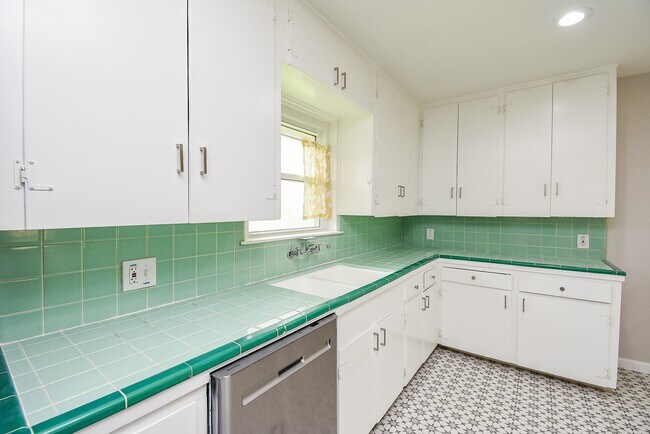 Building Photo - 7901 Ridgeview Dr