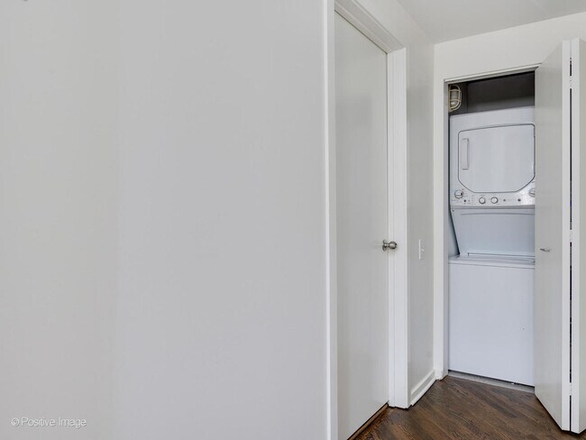 Building Photo - 500 S Clinton St