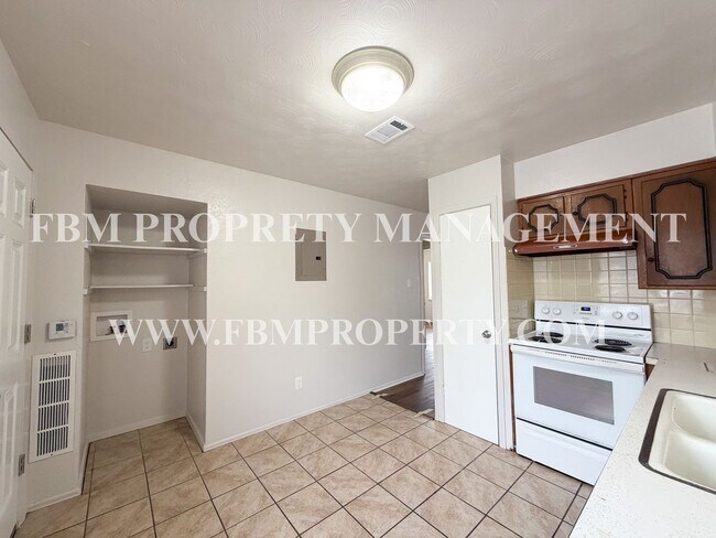 Building Photo - Preston-Gilmer Apartments, Unit 7 - Cozy 2 Bedroom, 1 Bathroom home in Ennis, Tx!