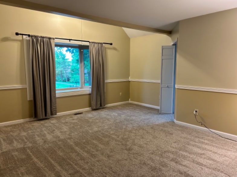 Building Photo - 2055 Old Falls Dr