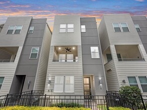 Building Photo - 2727 Clinton Dr