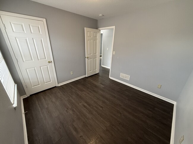 Building Photo - 417 NW Woodbury Dr