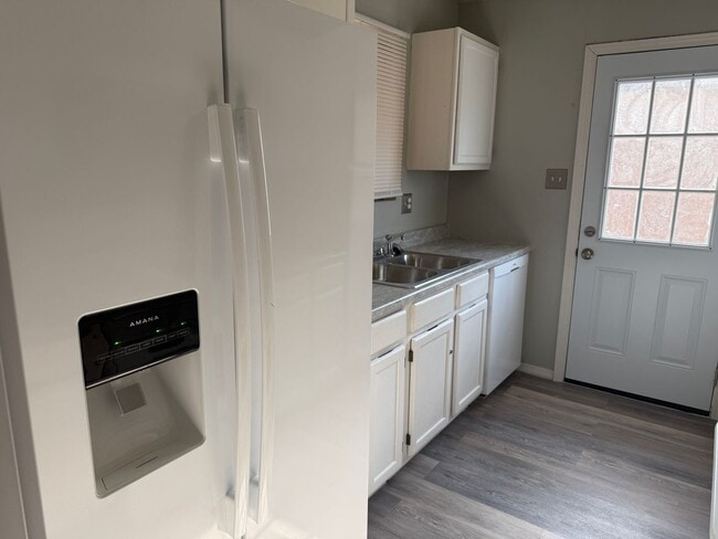 Building Photo - Remodeled 3 Br, 2 Ba, with major appliances