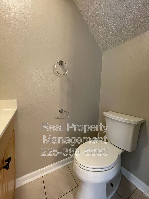 Building Photo - 920 W Tony St