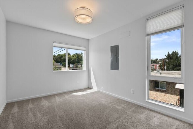 Building Photo - Stunning Columbia City Townhome w/ Views and AC (1st Month Free)