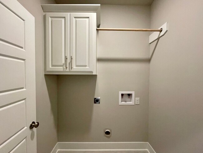 Building Photo - Stunning 3br in River Hills Farm!