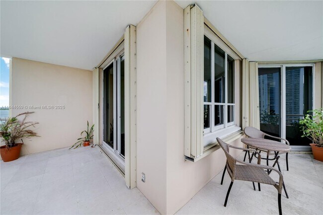 Building Photo - 888 Brickell Key Dr