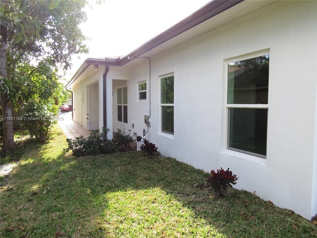 Building Photo - 1671 SW 44th Terrace