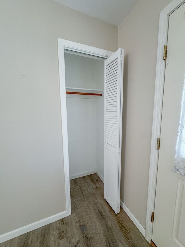 Building Photo - NEWLY UPDATED 2 BED/ 1 BATH SINGLE FAMILY ...