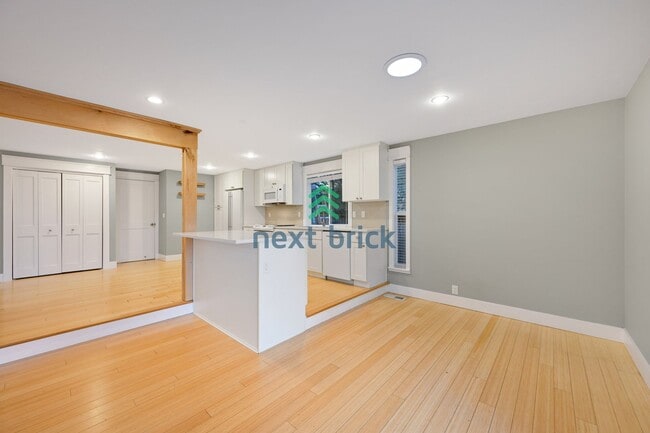 Building Photo - 3 BED & 2 BATH SINGLE FAMILY HOUSE WITH A ...