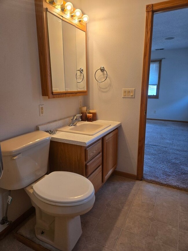 Building Photo - Home on the Lake