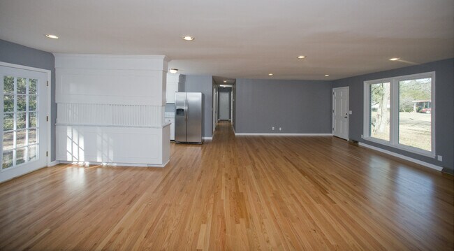 Building Photo - Beautiful Three Bedroom Home! AVAILABLE 8/...