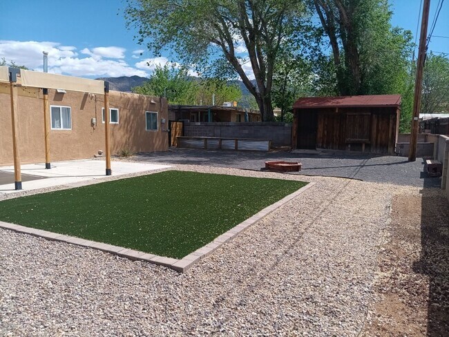 Building Photo - 3 Bedroom, 1 Bathroom Home! Schedule a Showing Soon!