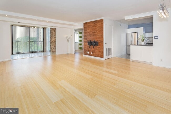 Building Photo - 5902 Mt Eagle Dr