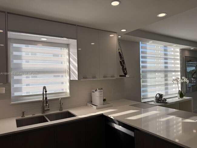 Building Photo - 9250 W Bay Harbor Dr