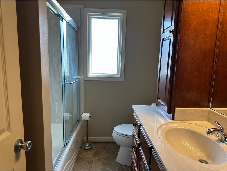 Main Bathroom - 12294 Highway 45