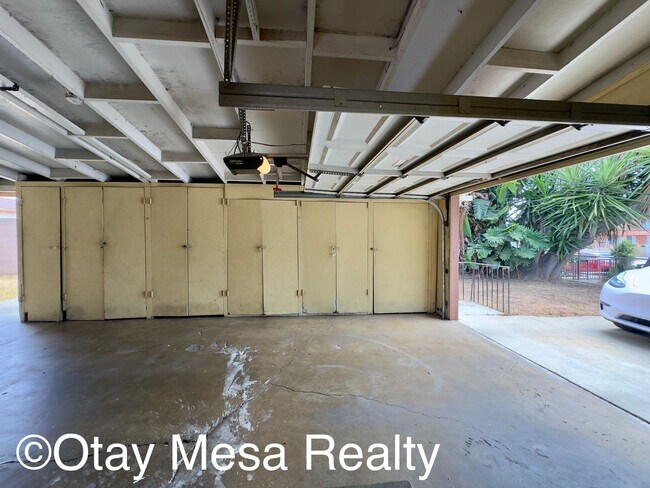 Building Photo - Charming 3-Bedroom Home with Expansive Outdoor Space